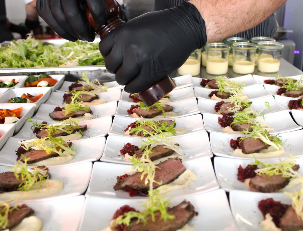 Albertz Catering Hannover - Koch bereitet mit konzentrierter Leidenschaft die Speisen frisch direkt vor den Gästen zu