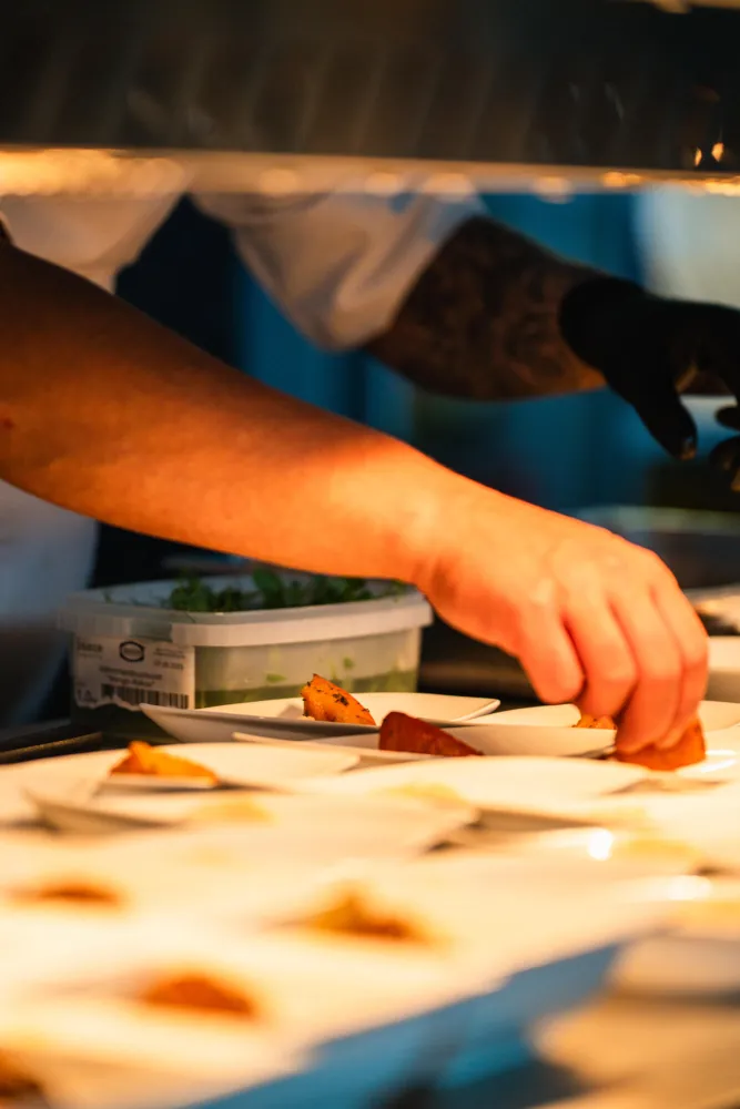 Albertz Catering Hannover - Koch bereitet frisch und mit Leidenschaft die Speisen direkt vor den Gästen zu
