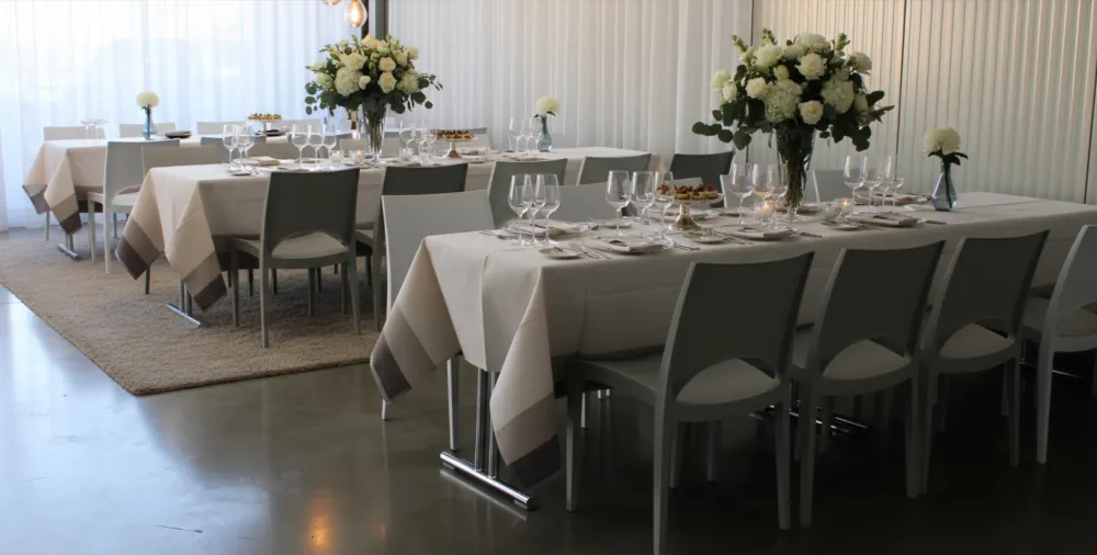Albertz Catering Hannover - Elegante Location mit stilvoll gedeckten Tischen, liebevoll dekoriert