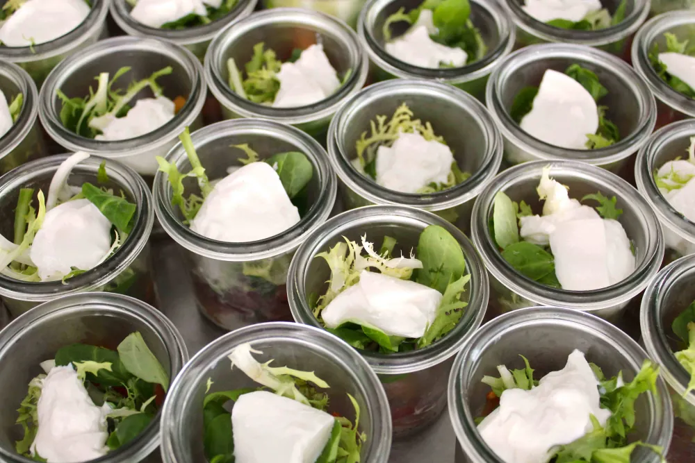 Albertz Catering Hannover - Mehrere Gläser sind liebevoll mit frischem, bunt geschichtetem Salat gefüllt