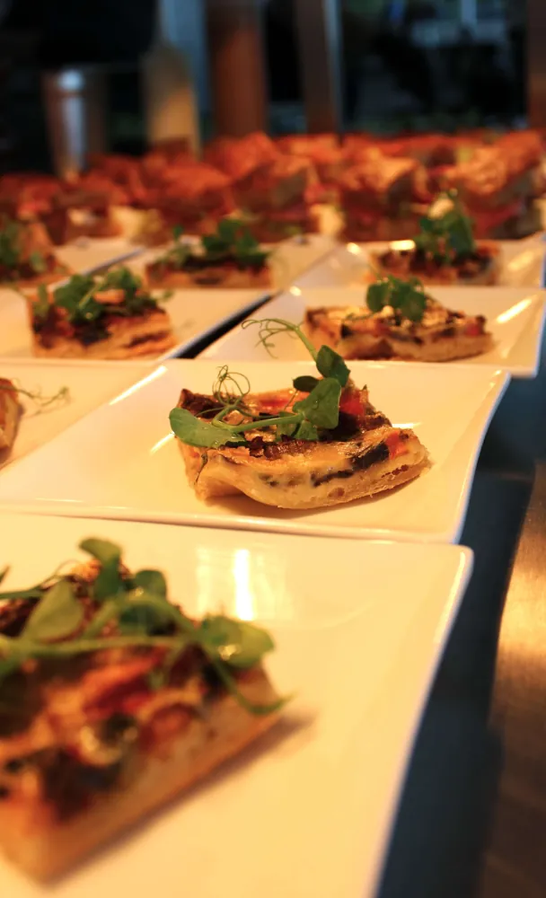 Albertz Catering Hannover - Im Vordergrund steht eine kunstvoll angerichtete Vorspeise