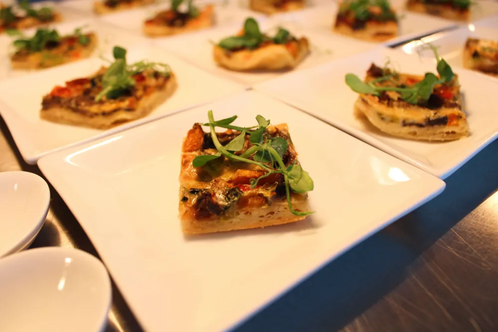 Albertz Catering Hannover - Im Vordergrund steht eine kunstvoll angerichtete Vorspeise