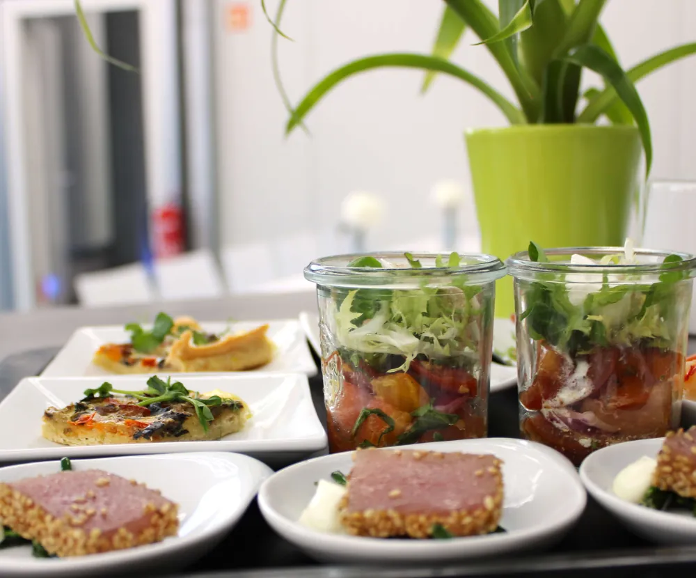 Albertz Catering Hannover - Mehrere Vorspeisen sind ansprechend auf einem großen Tisch präsentiert